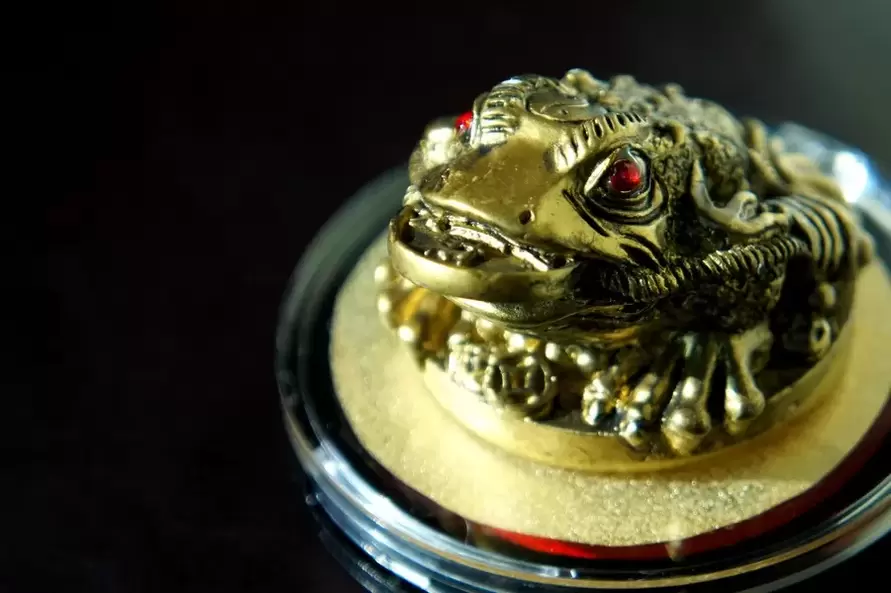 maayong swerte nga anting-anting - tulo ka tiil nga toad