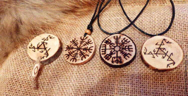 pendants nga adunay runes isip anting-anting sa kalampusan